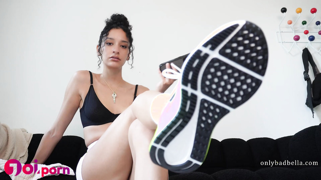 Old slave learns new foot worship tricks - Bad Bella
