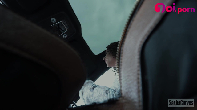 Giant woman put you in her purse and undressed - SashaCurves